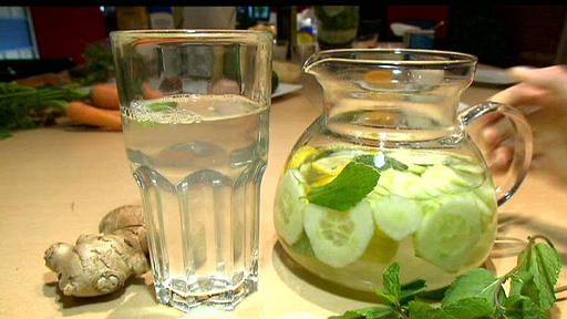 Detoxifying Flat Tummy Water Recipe (Schlank wasser)